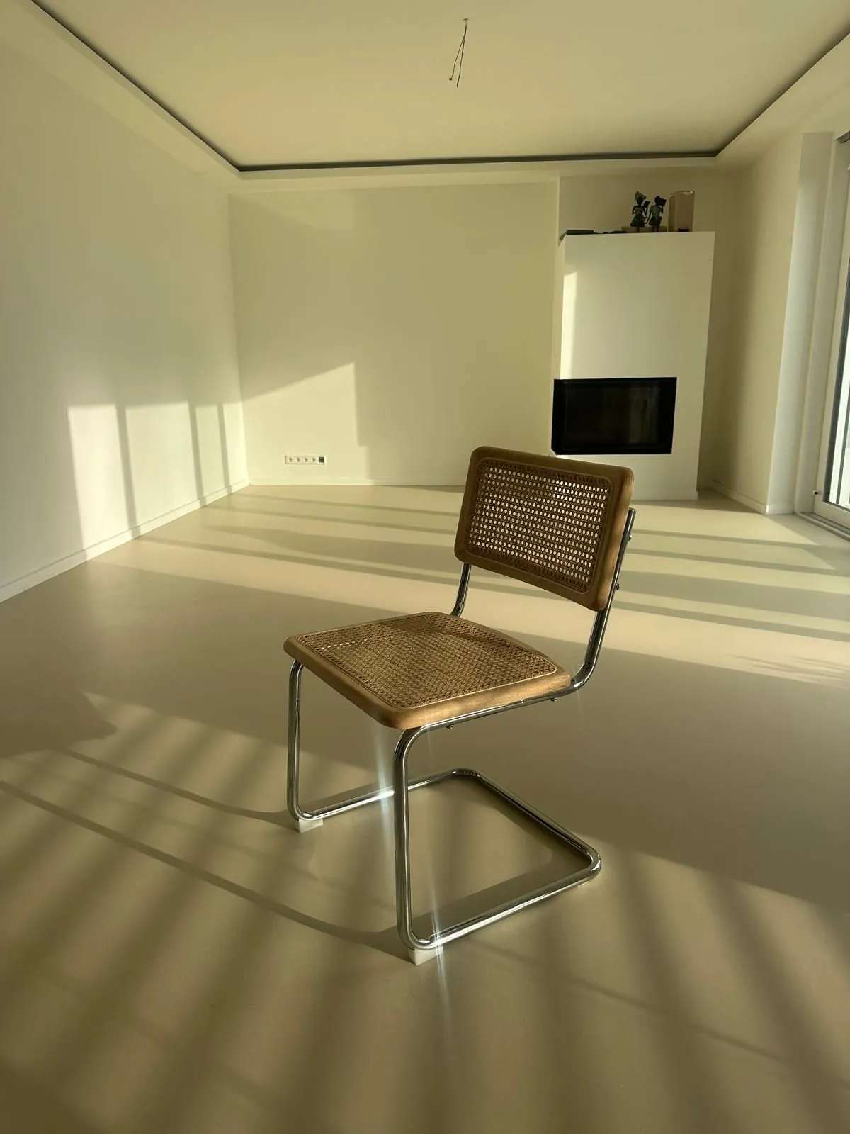Raum mit fugenlosem Boden und Lichtstreifen